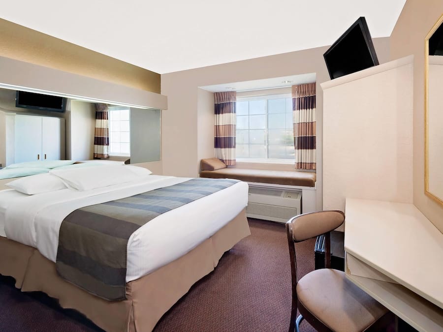 Escrivaninha, cortinas blackout, Wi-Fi de cortesia, roupa de cama