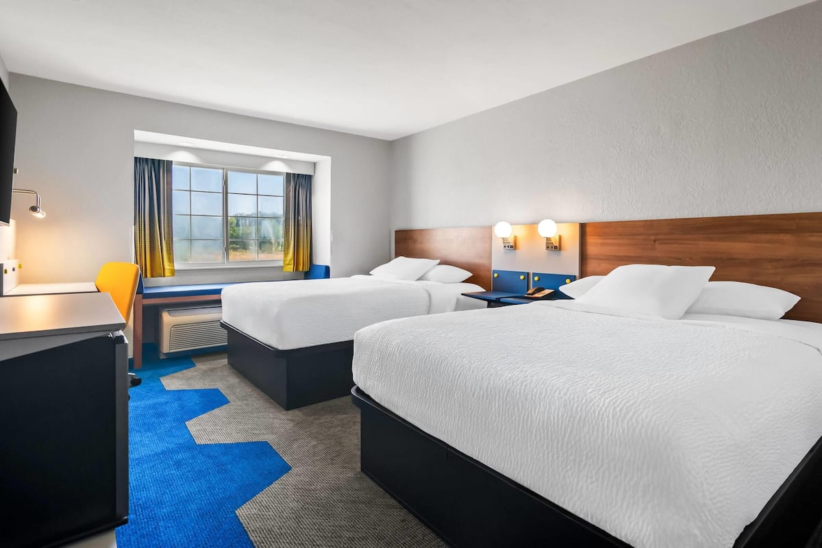 2 Queen Beds, Mobility Accessible, Bathtub w/Grab BarsNon-Smoking | Escritorio, cortinas blackout, wifi gratis y ropa de cama