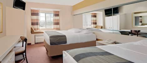 Een bureau, verduisterende gordijnen, gratis wifi, beddengoed