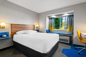 1 Queen Beds, Mobility Accessible, Suite, Bathtub w/Grab Bars, Non-Smoking | Desk, blackout drapes, free WiFi, bed sheets