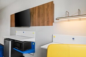 2 Queen Beds, Mobility Accessible, Bathtub w/Grab BarsNon-Smoking | 책상, 암막 커튼, 무료 WiFi, 침대 시트