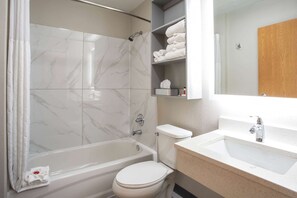 Combined shower/bathtub, free toiletries, hair dryer, towels - Microtel Inn & Suites by Wyndham Southern Pines / Pinehurst (Southern Pines)