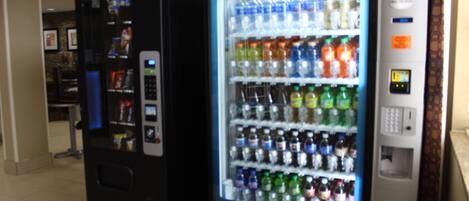 Máquina expendedora con diversas bebidas y una pantalla digital.