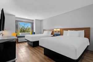 Ropa de cama de alta calidad y espacio para trabajar con laptop 