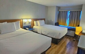 Habitación, 2 camas Queen size, para no fumadores | Ropa de cama de alta calidad y espacio para trabajar con laptop