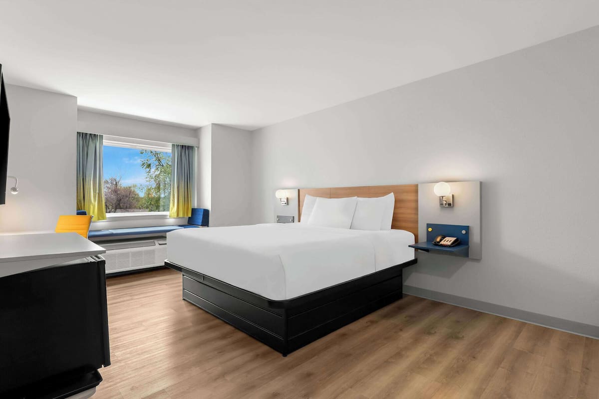 Ropa de cama de alta calidad y espacio para trabajar con laptop