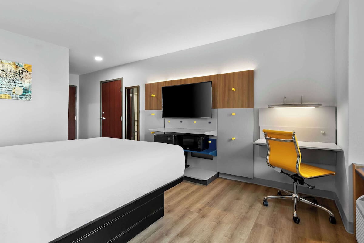 Ropa de cama de alta calidad y espacio para trabajar con laptop