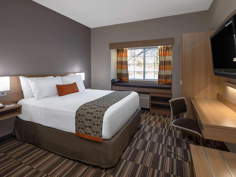 Caja de seguridad en la habitación y escritorio