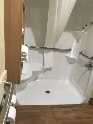 Chambre, 1 grand lit, accessible aux personnes à mobilité réduite, non-fumeurs | Douche de la salle de bain