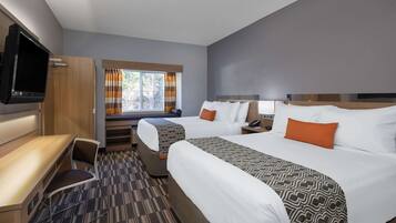 Phòng, 2 giường cỡ queen, không hút thuốc | Két bảo mật tại phòng, bàn, bàn ủi/dụng cụ ủi quần áo