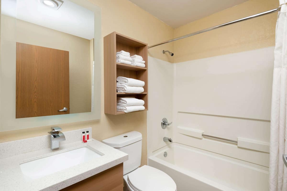 Combined shower/bathtub, free toiletries, hair dryer, towels