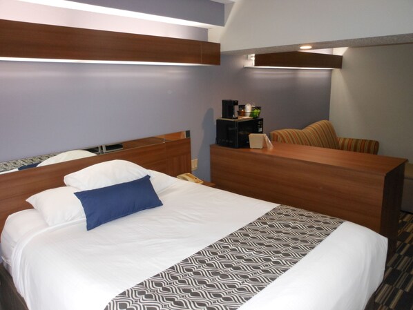 Studio Suite, 1 Queen Bed, Accessible, Non Smoking (Mobility)