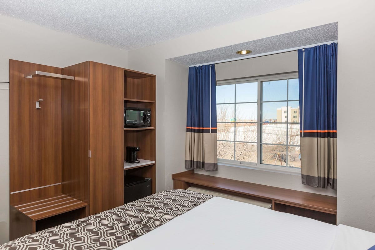 Suite Studio, 1 grand lit, accessible aux personnes à mobilité réduite, non-fumeurs (Mobility) | Couette en duvet d'oie, surmatelas, bureau, fer et planche à repasser