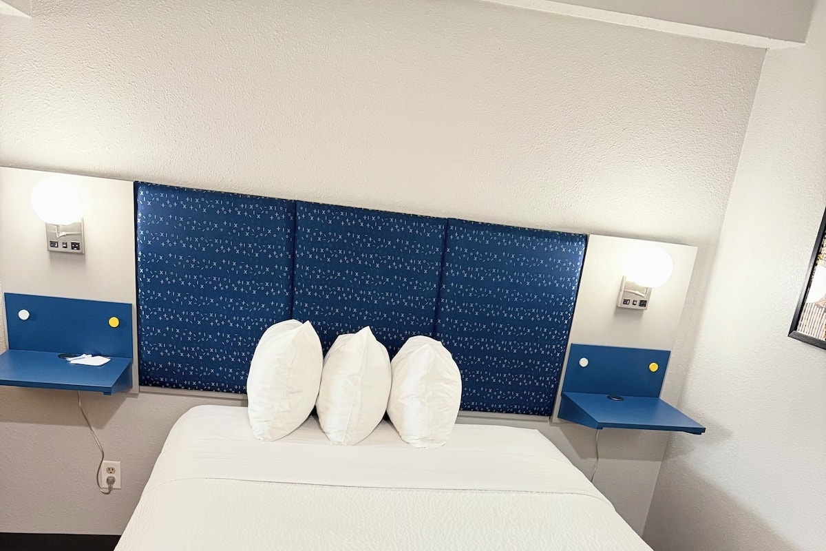 Daunenbettdecken, Pillowtop-Betten, Schreibtisch, Bügeleisen/Bügelbrett