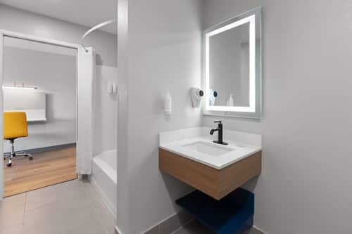 Chambre, 1 grand lit, non-fumeur | Salle de bain | Ensemble baignoire-douche, articles de toilette (gratuits)