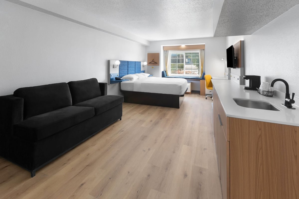 Studio Suite, 1 Queen Bed, Accessible, Non Smoking (Mobility)