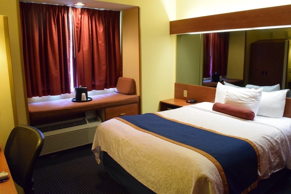 basic room, 1 queen bed | in-room safe, desk, iron/ironing board, free cots/infant beds