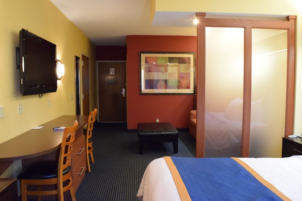 Junior Suite, 1 Queen Bed with Sofa bed | Desk, blackout drapes, iron/ironing board, WiFi (free)