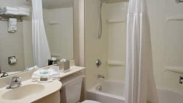 Une salle de bain avec un lavabo, des toilettes et une baignoire.