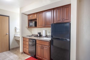 Room, 1 King Bed, Non Smoking (Efficiency) | Private kitchen