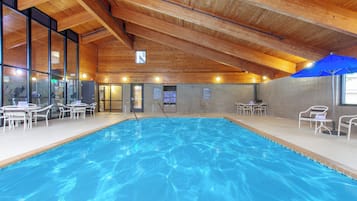 Kolam renang indoor, dengan kursi berjemur