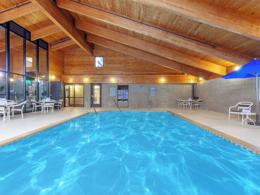 Una piscina techada, sillones reclinables de piscina