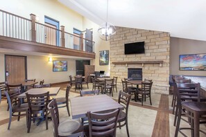 Lobby - AmericInn by Wyndham Mankato Event Center (Mankato)
