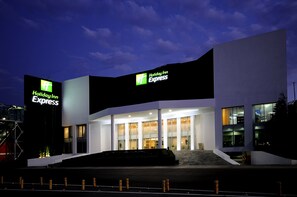 A Holiday Inn Express building with a modern design, large windows, and a prominent entrance. - Holiday Inn Express Toluca by IHG (Toluca)