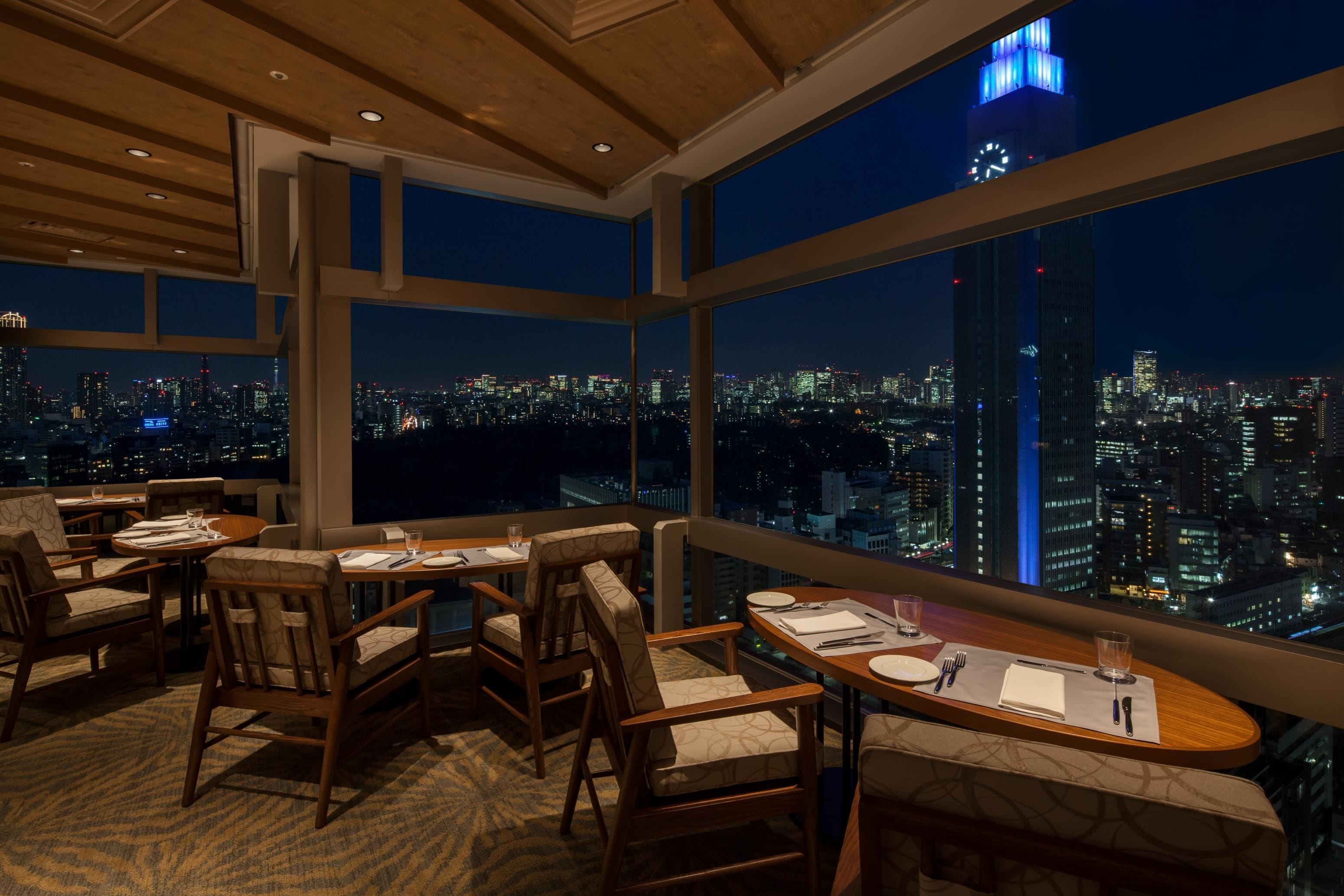 3 restaurants, breakfast, lunch, dinner served; sushi