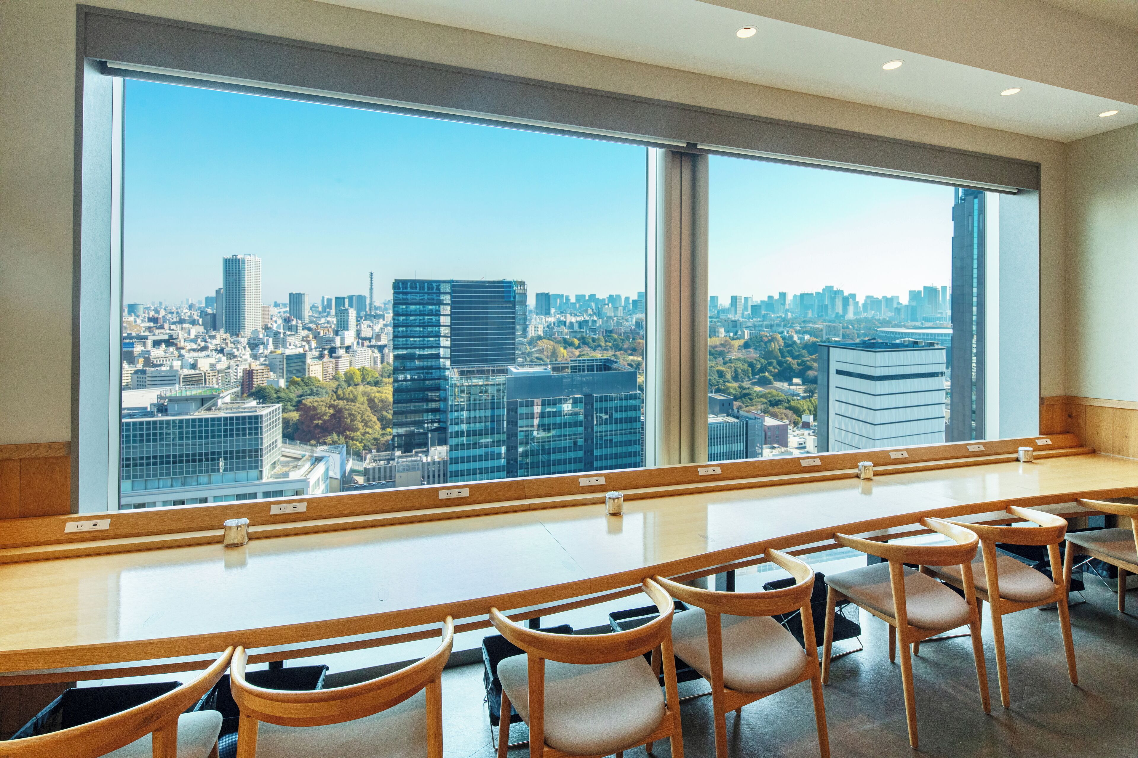 3 restaurants, breakfast, lunch, dinner served; sushi