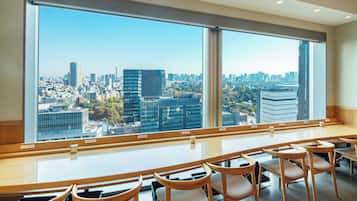 3 restaurants, breakfast, lunch, dinner served; sushi