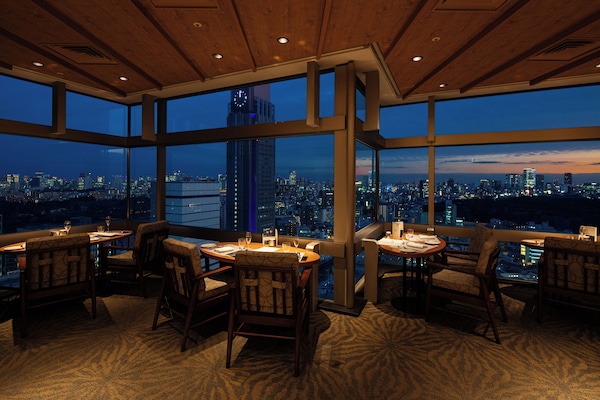 3 restaurants, breakfast, lunch, dinner served; sushi