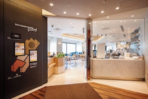 3 restaurants, breakfast, lunch, dinner served; sushi