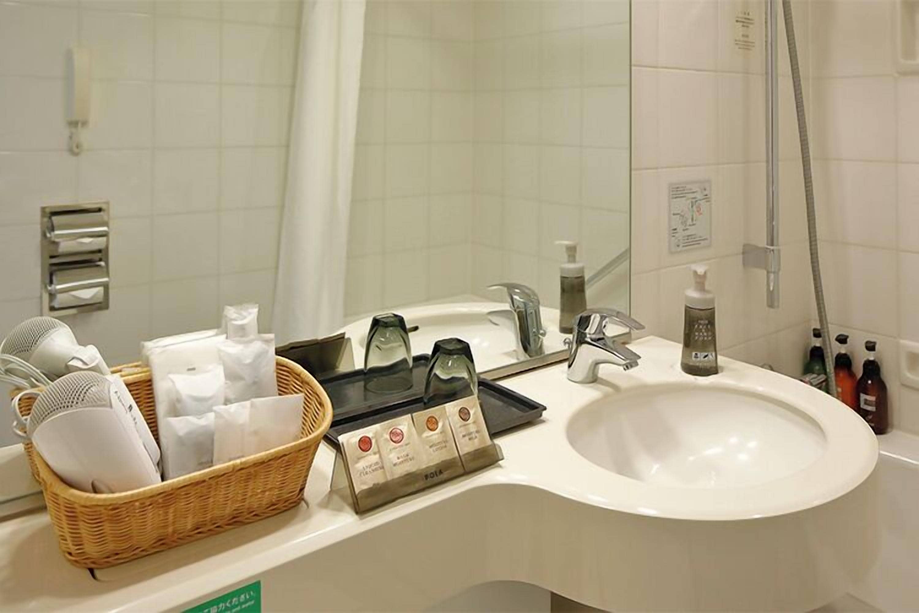 comfort double room, non smoking | bathroom | combined shower/bathtub, deep-soaking bathtub, eco-friendly toiletries