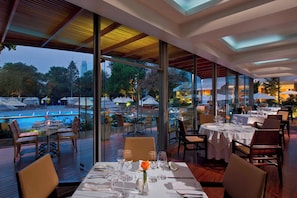4 restaurants, lunch, dinner served; international cuisine