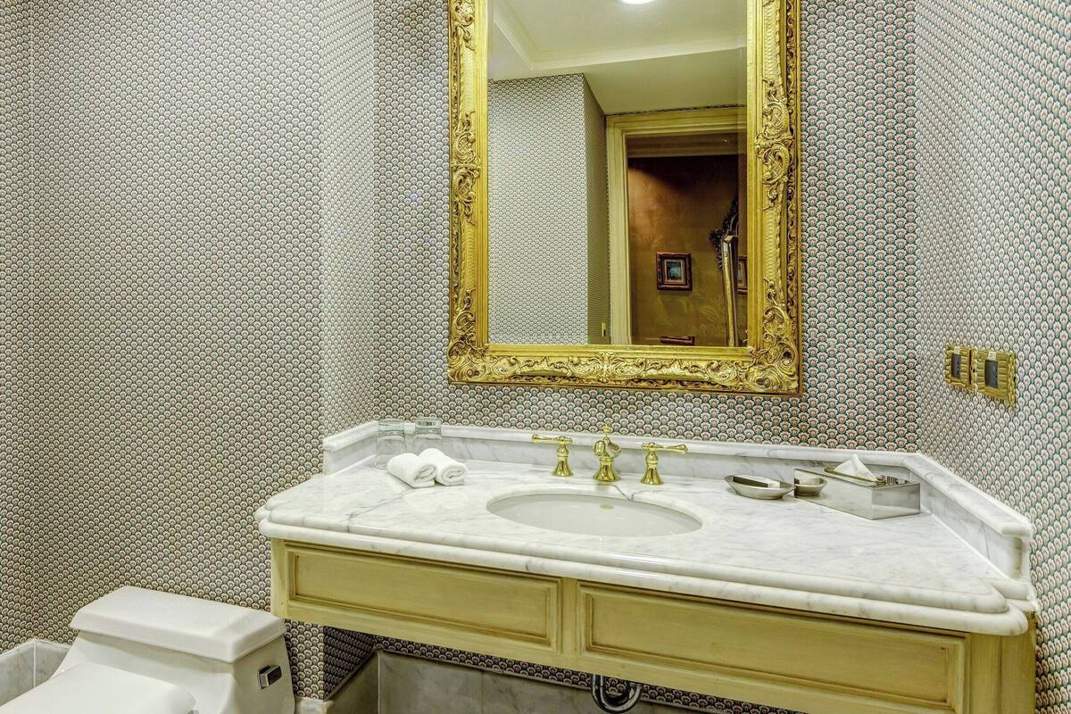 presidential suite, 1 king bed, city view | bathroom | free toiletries, hair dryer, bathrobes, towels