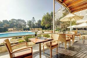 4 restaurants, lunch, dinner served; international cuisine 