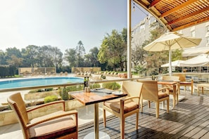4 restaurants, lunch, dinner served; international cuisine