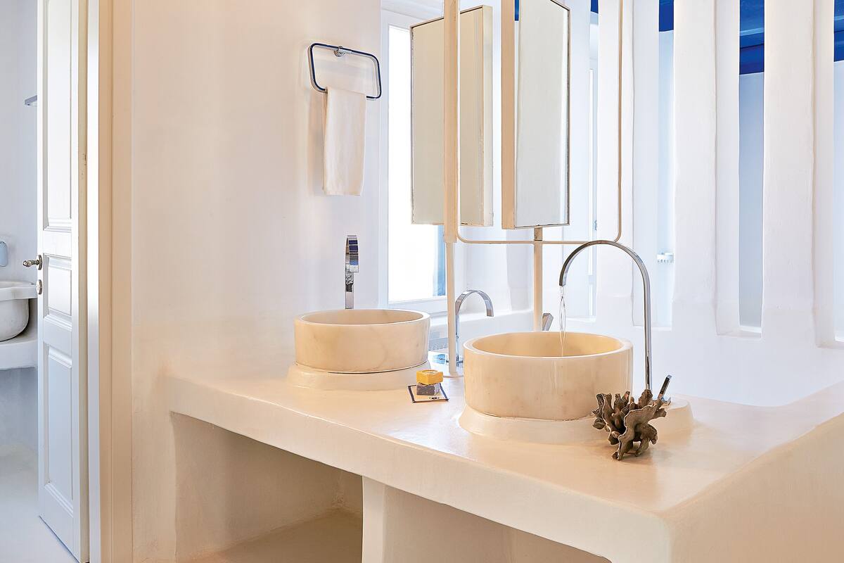 combined shower/bathtub, free toiletries, hair dryer, bathrobes