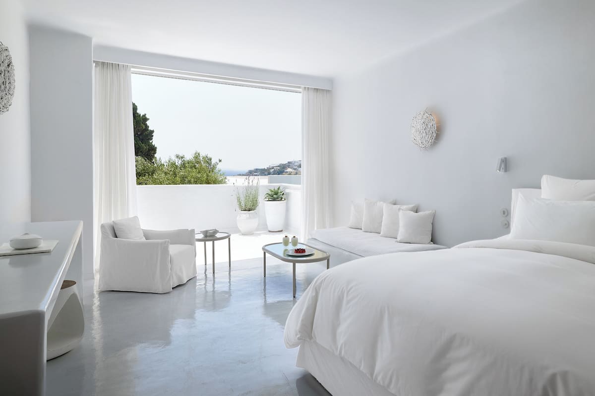 2 bedrooms, premium bedding, minibar, in-room safe