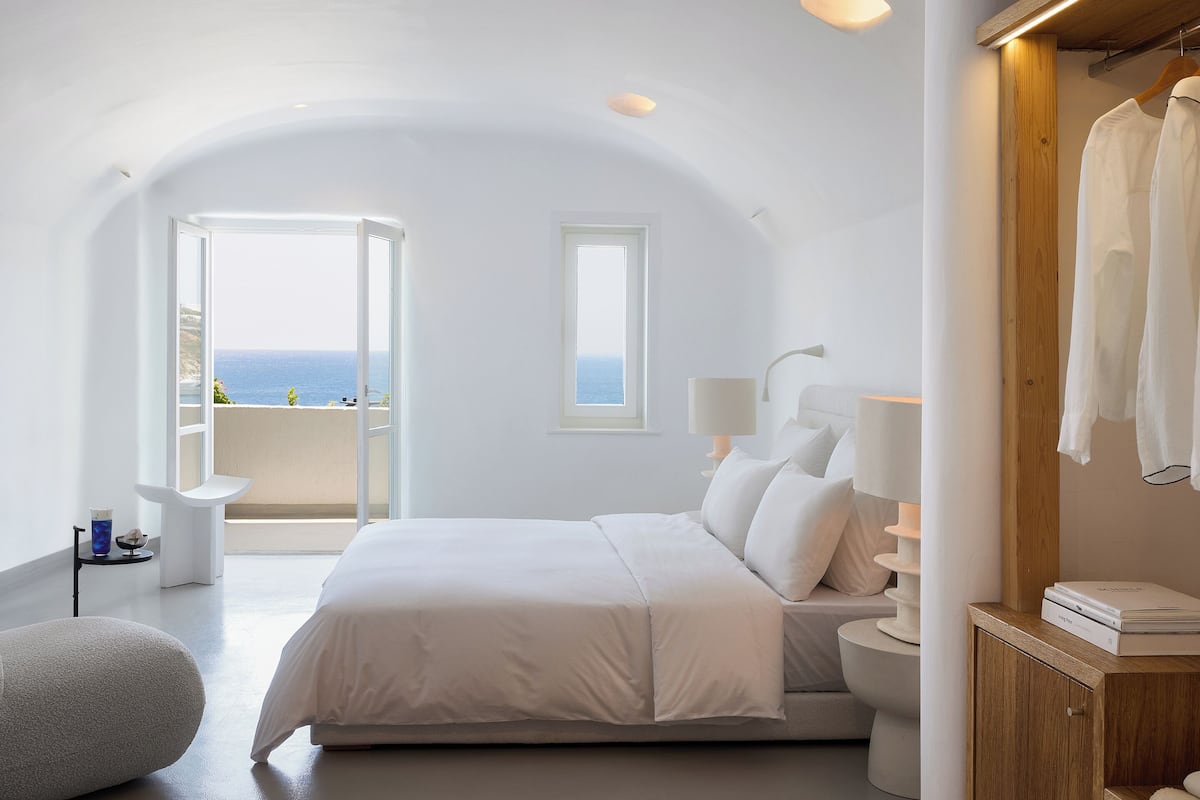 2 bedrooms, premium bedding, minibar, in-room safe