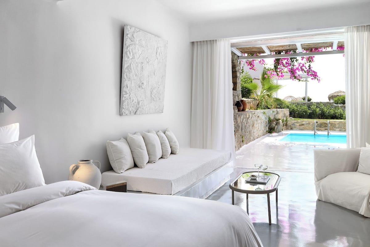 2 bedrooms, premium bedding, minibar, in-room safe