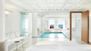 Luna Blu Suite with Private Indoor Pool | Literie de qualité supérieure, minibar, coffres-forts dans les chambres