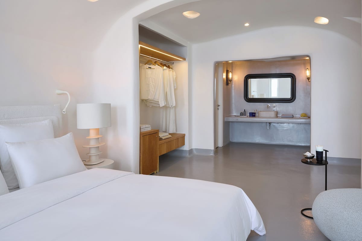 Combined shower/bathtub, free toiletries, hair dryer, bathrobes