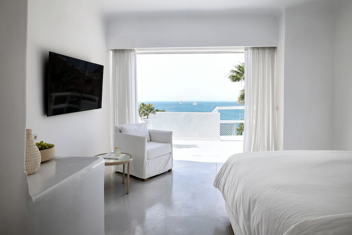 2 bedrooms, premium bedding, minibar, in-room safe