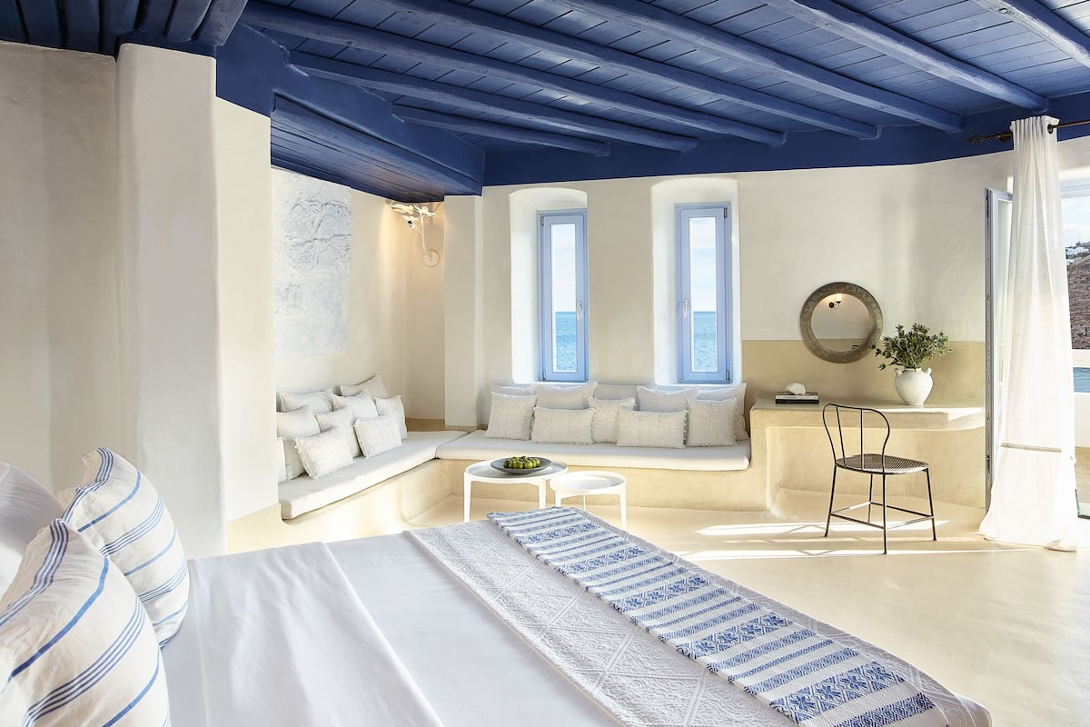 2 bedrooms, premium bedding, minibar, in-room safe