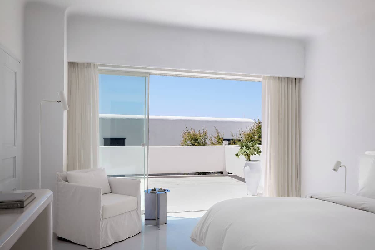 2 bedrooms, premium bedding, minibar, in-room safe