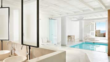 Luna Blu Suite with Private Indoor Pool | Salle de bain | Ensemble douche/baignoire, articles de toilette gratuits, sĂšche-cheveux