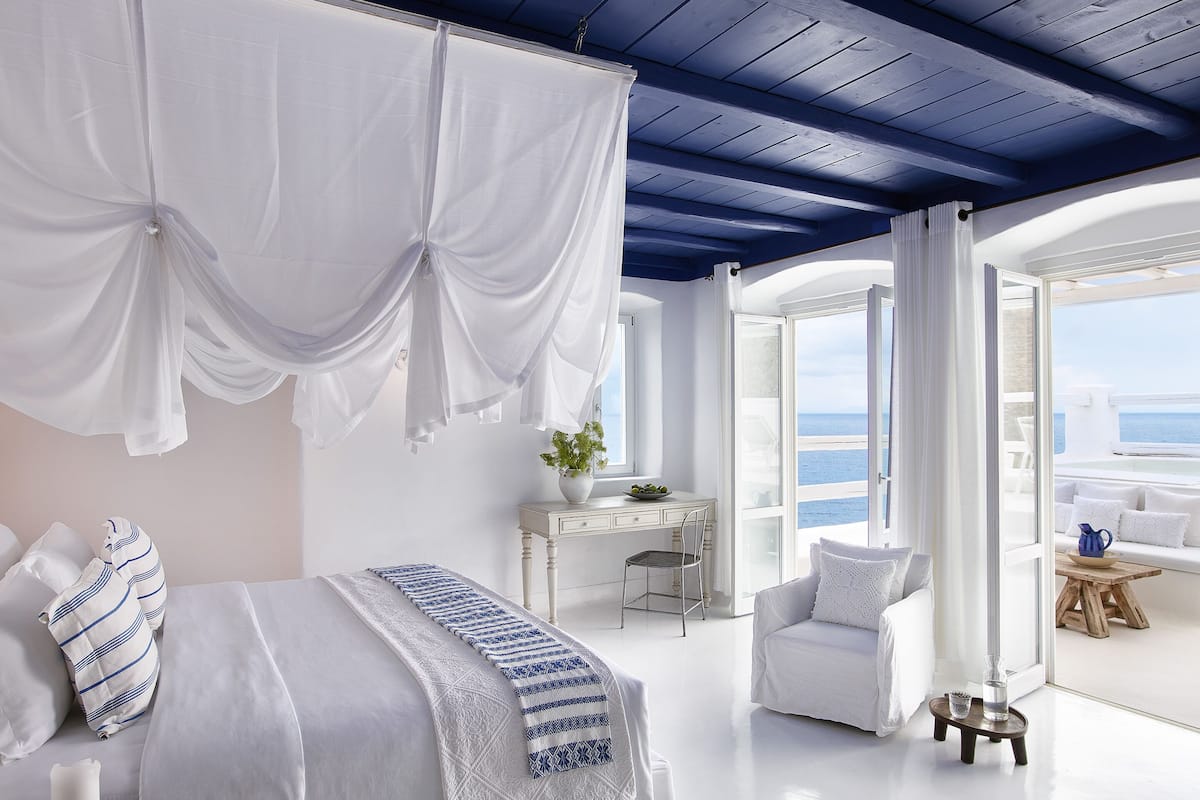 2 bedrooms, premium bedding, minibar, in-room safe