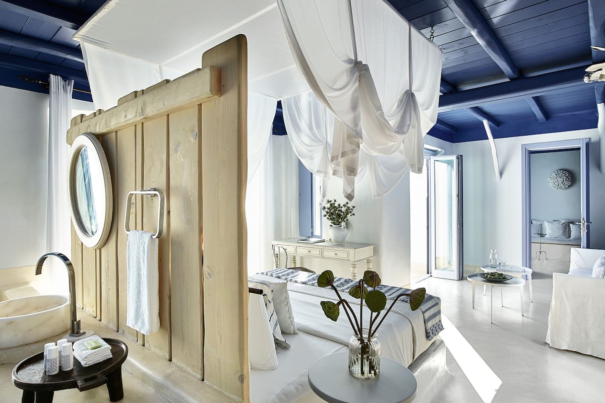 Combined shower/bathtub, free toiletries, hair dryer, bathrobes